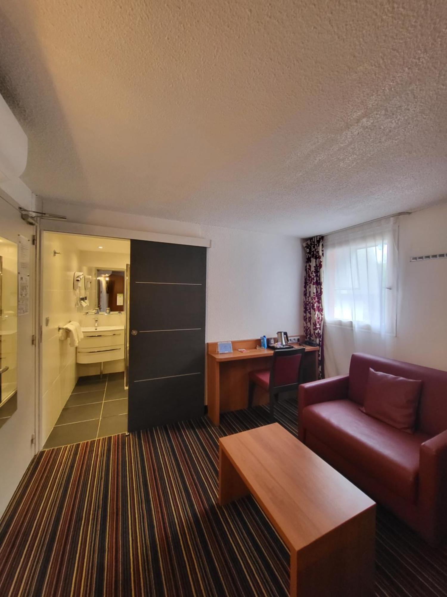 Kyriad Saint Quentin En Yvelines - Montigny Exteriör bild