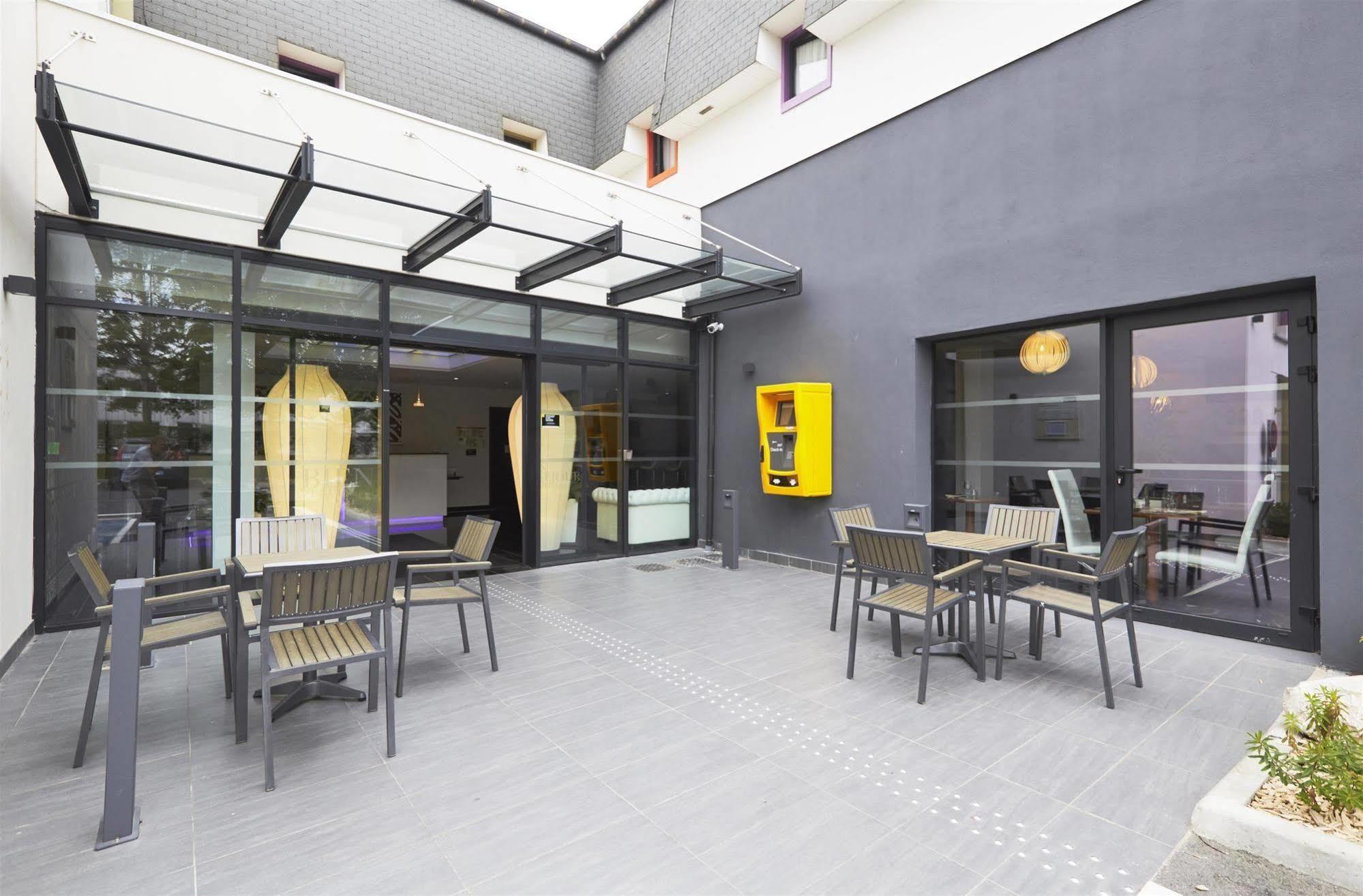 Kyriad Saint Quentin En Yvelines - Montigny Exteriör bild