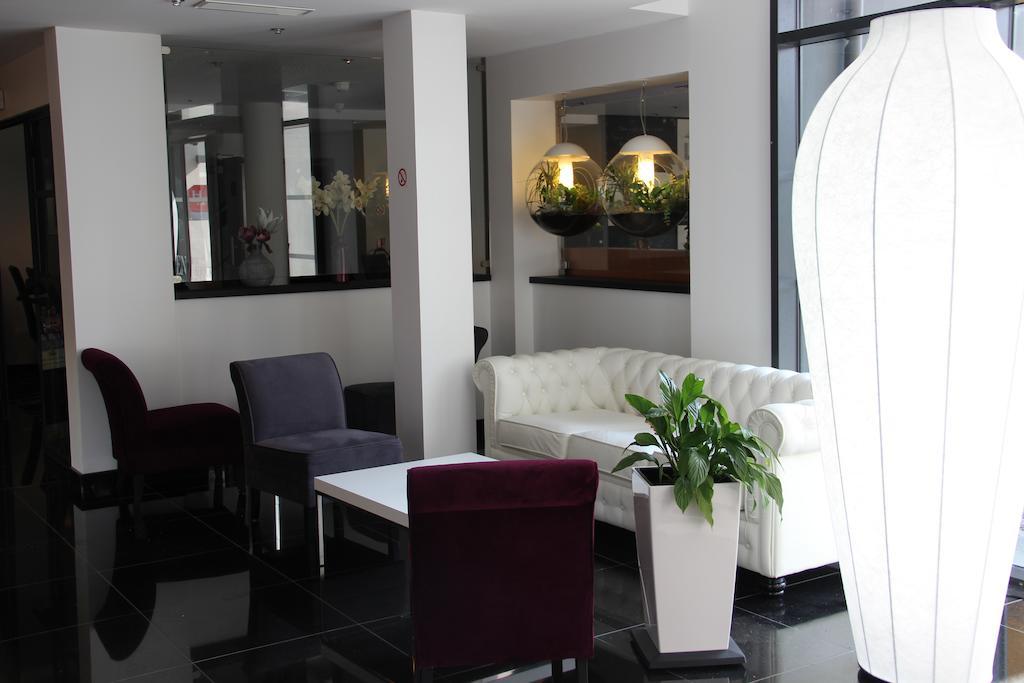 Kyriad Saint Quentin En Yvelines - Montigny Exteriör bild